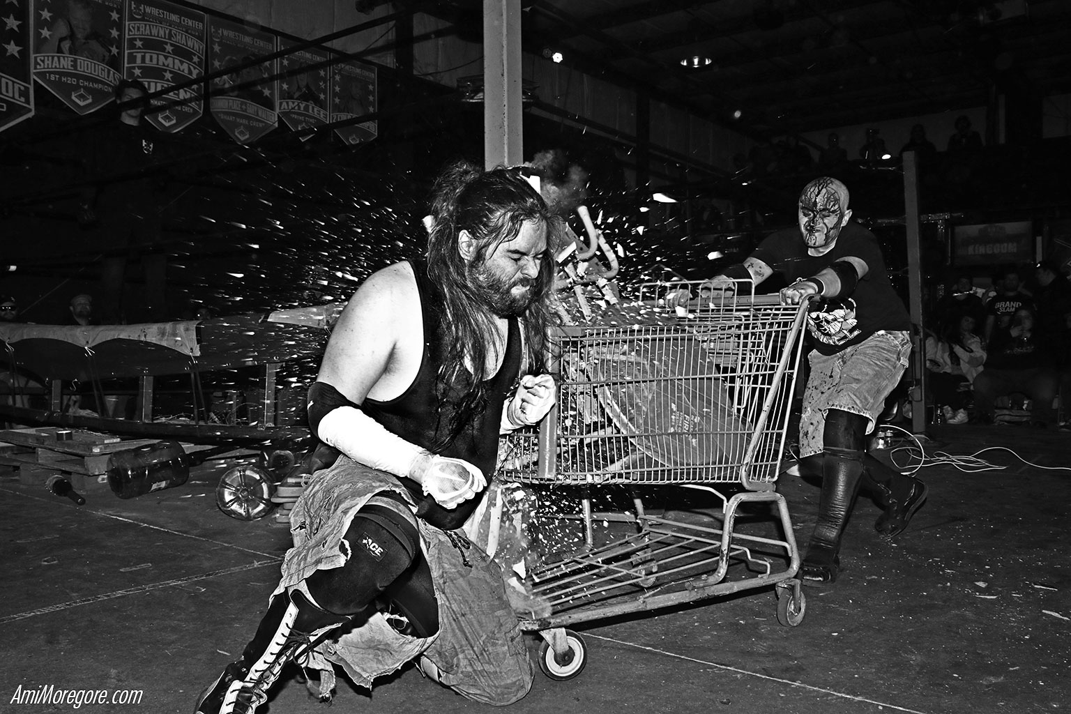 Marc Angel drives a shopping cart with light tubes into Chondo - 2021